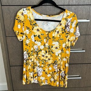 Floral top w/button detail